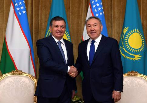 Президенты Казахстана и Узбекистана обсудили по телефону международную обстановку